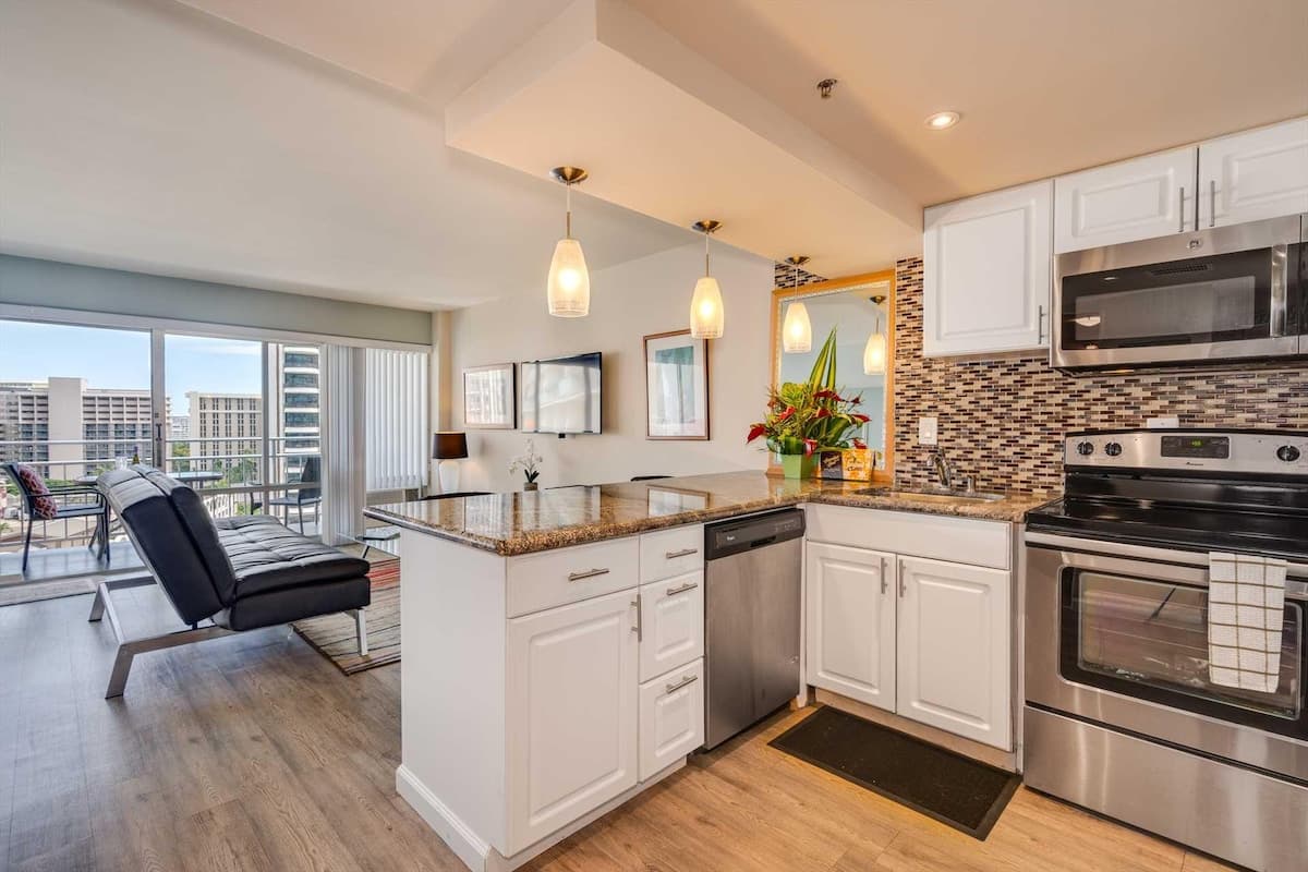 Condo in Honolulu · ★4.7 · 1 bedroom · 2 beds · 1 private bath - Photo 2