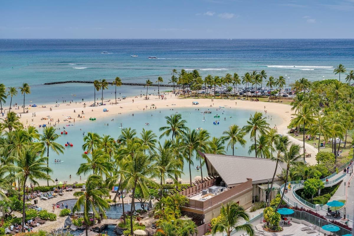 Condo in Honolulu · ★4.7 · 1 bedroom · 2 beds · 1 private bath - Photo 5