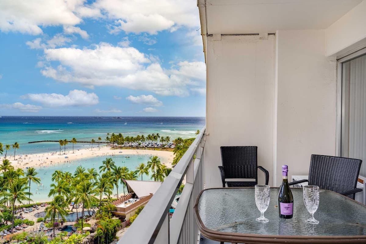 Condo in Honolulu · ★4.7 · 1 bedroom · 2 beds · 1 private bath - Photo 1