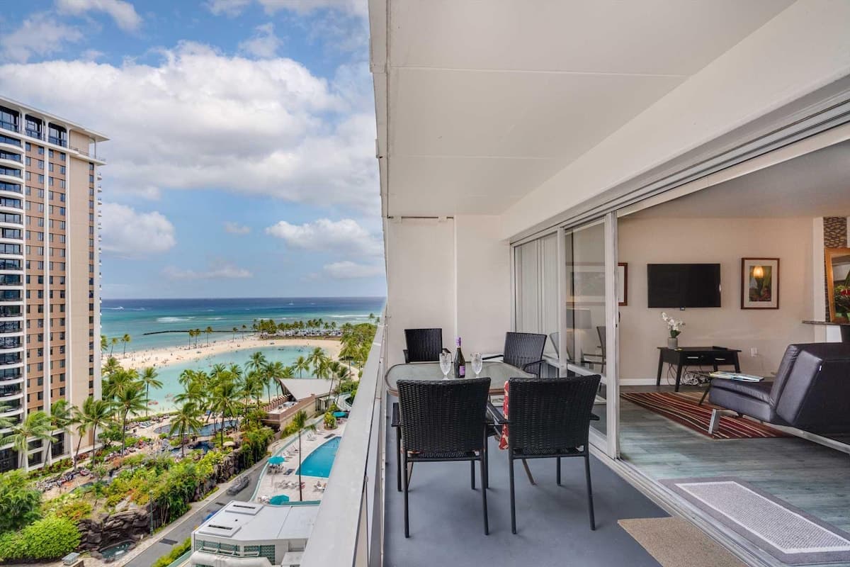 Condo in Honolulu · ★4.7 · 1 bedroom · 2 beds · 1 private bath - Photo 4