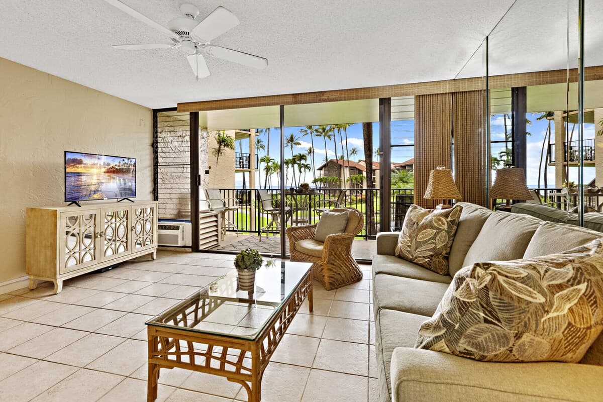 Condo in Lahaina · ★4.23 · 1 bedroom · 2 beds · 1 bath - Photo 4