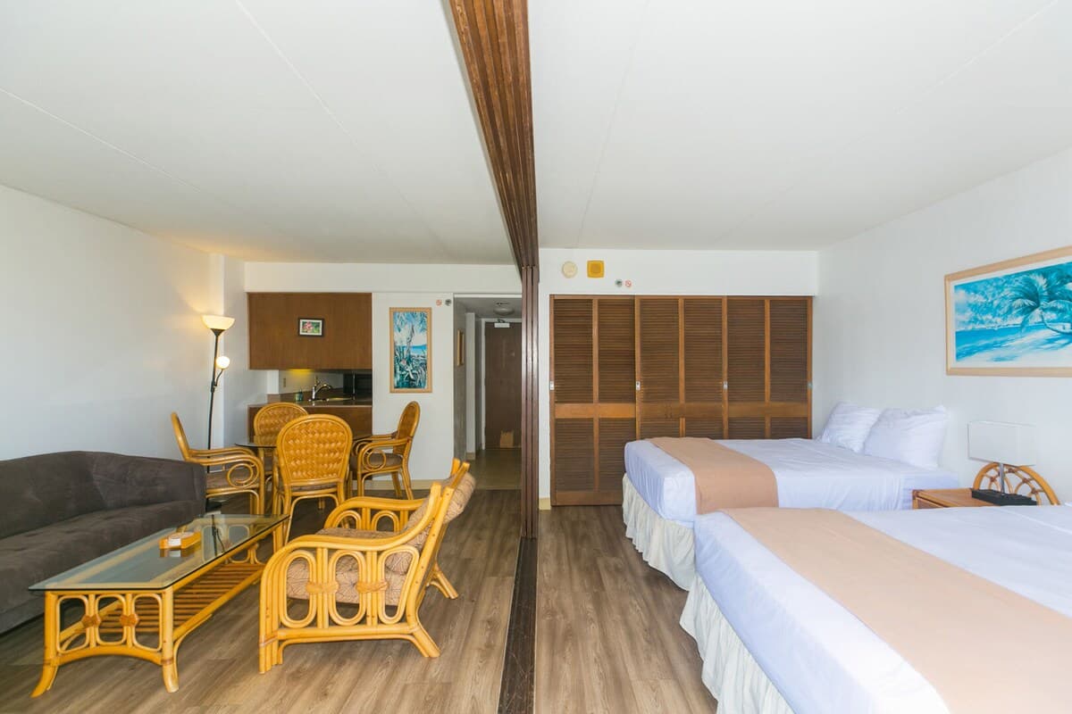Condo in Honolulu · ★4.8 · Studio · 1 private bath - Photo 2