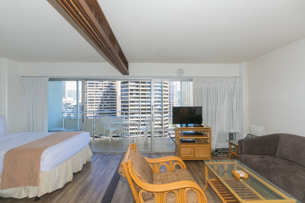 Condo in Honolulu · ★4.8 · Studio · 1 private bath - Photo 1