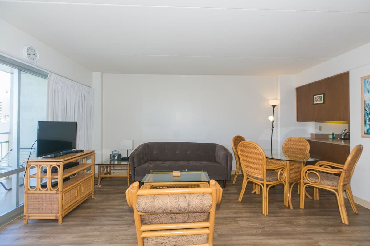 Condo in Honolulu · ★4.8 · Studio · 1 private bath - Photo 3