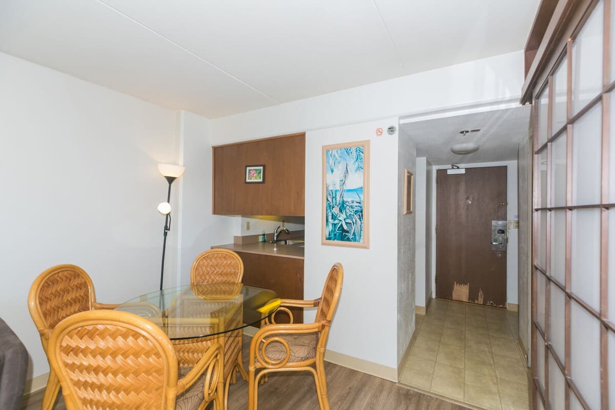 Condo in Honolulu · ★4.8 · Studio · 1 private bath - Photo 4