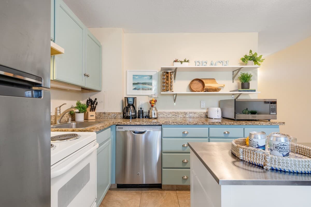 Condo in Lahaina · ★4.2 · 1 bedroom · 2 beds · 1 bath - Photo 3