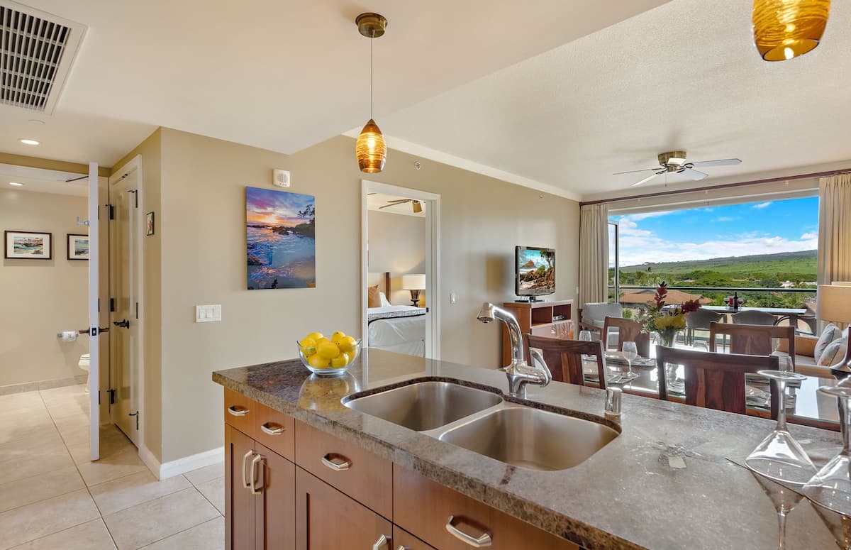 Condo in Lahaina · ★4.47 · 1 bedroom · 2 beds · 1 bath - Photo 4