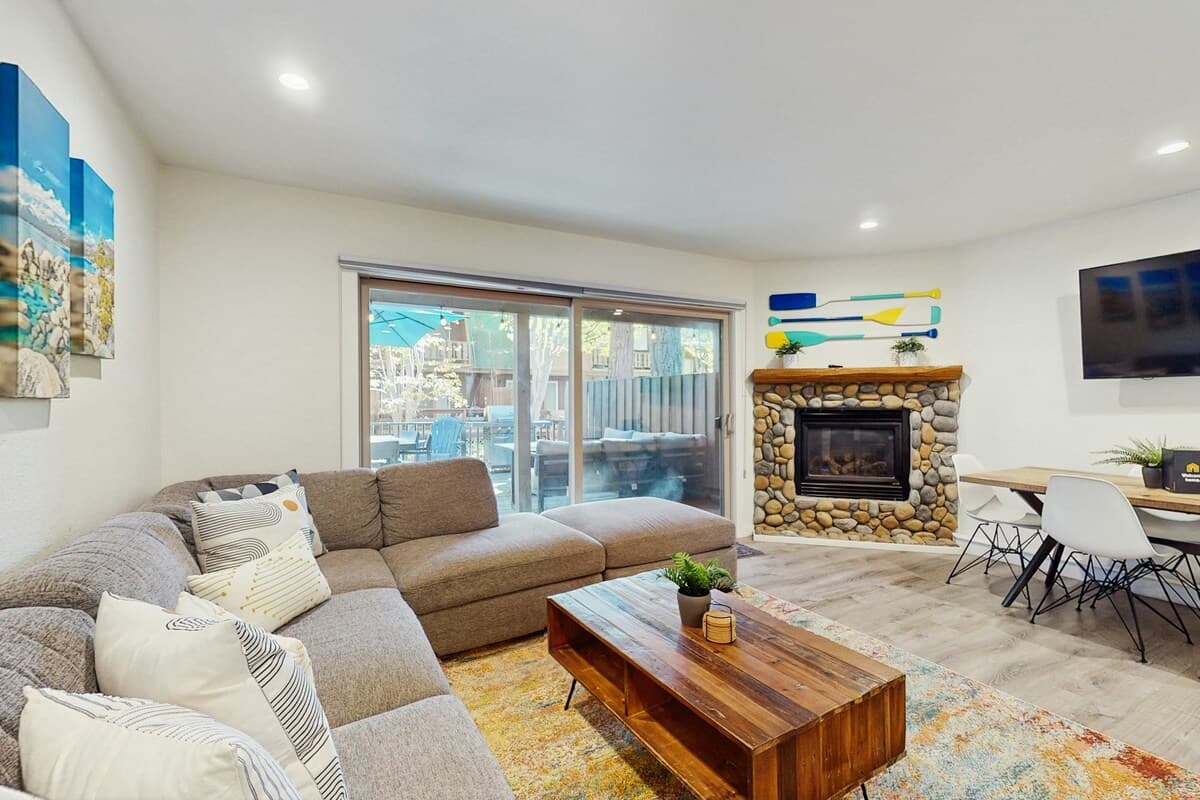 Townhouse in Incline Village · 3 bedrooms · 3 beds · 2.5 private baths - Photo 5