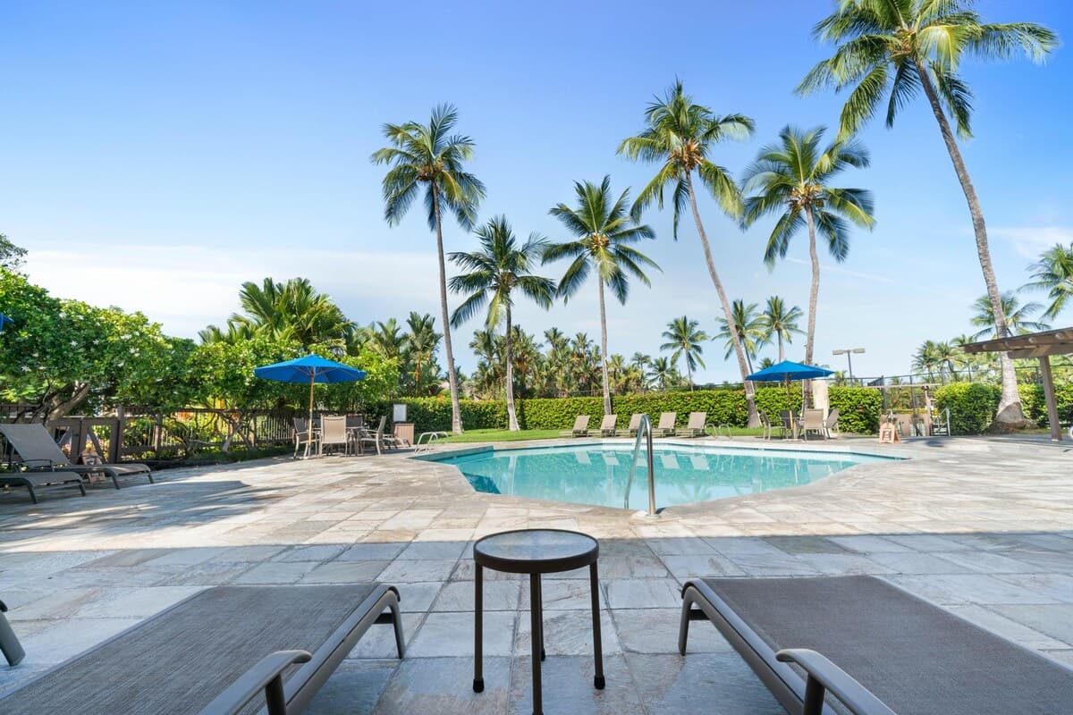 Condo in Kailua-Kona · ★4.63 · 2 bedrooms · 2 beds · 2 baths - Photo 2