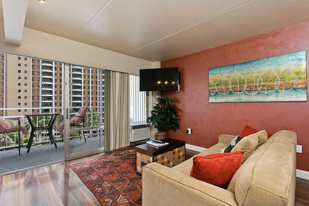Condo in Honolulu · ★4.63 · 1 bedroom · 2 beds · 1 private bath - Photo 4