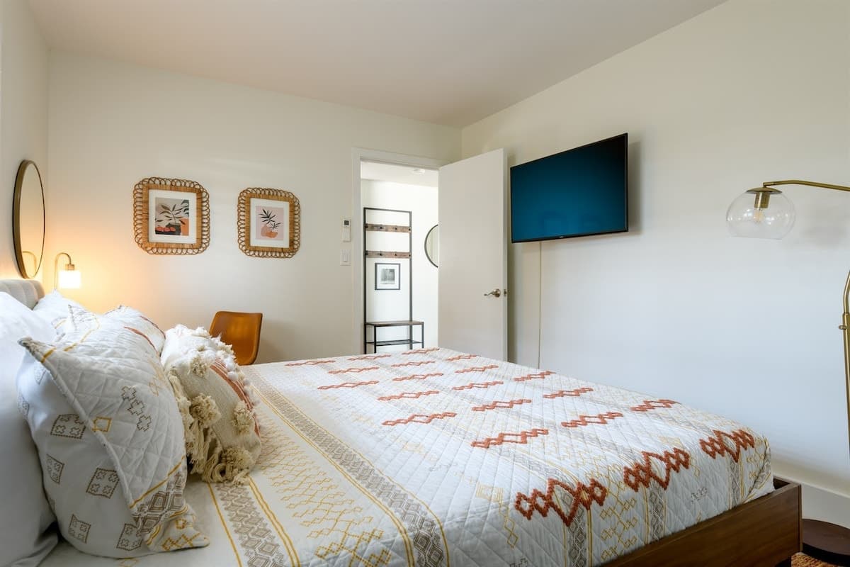 Condo in Wailuku · ★4.93 · 3 bedrooms · 5 beds · 2 private baths - Photo 1