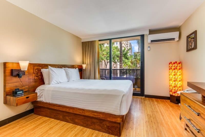 Condo in Honolulu · ★4.25 · Studio · 1 bed · 1 private bath - Photo 4