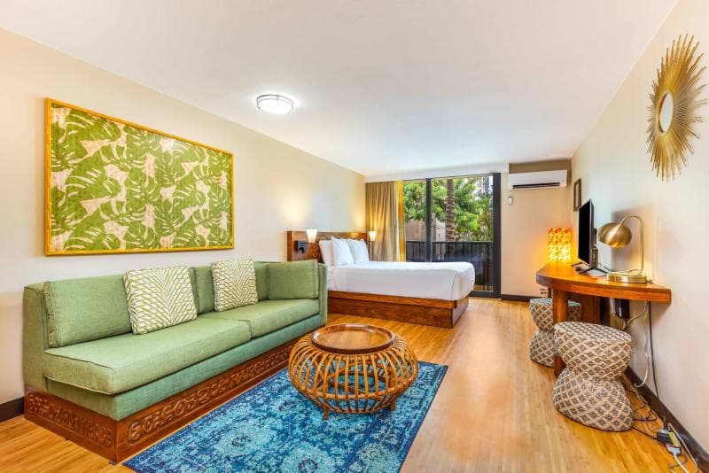 Condo in Honolulu · ★4.25 · Studio · 1 bed · 1 private bath - Photo 2