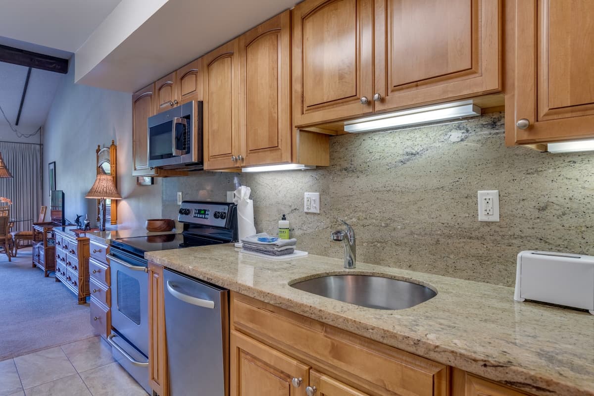 Condo in Lahaina · ★4.91 · Studio · 2 beds · 1 shared bath - Photo 4
