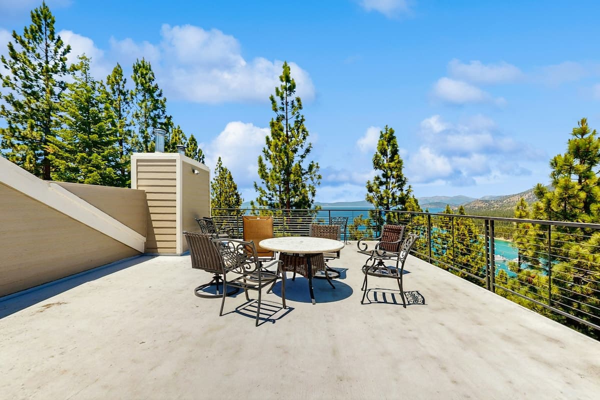 Home in Glenbrook · 5 bedrooms · 10 beds · 4.5 private baths - Photo 2