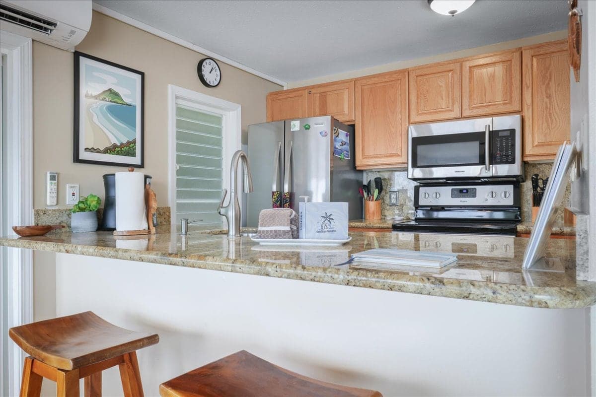 Condo in Kailua-Kona · ★4.0 · 2 bedrooms · 2 beds · 2 baths - Photo 2