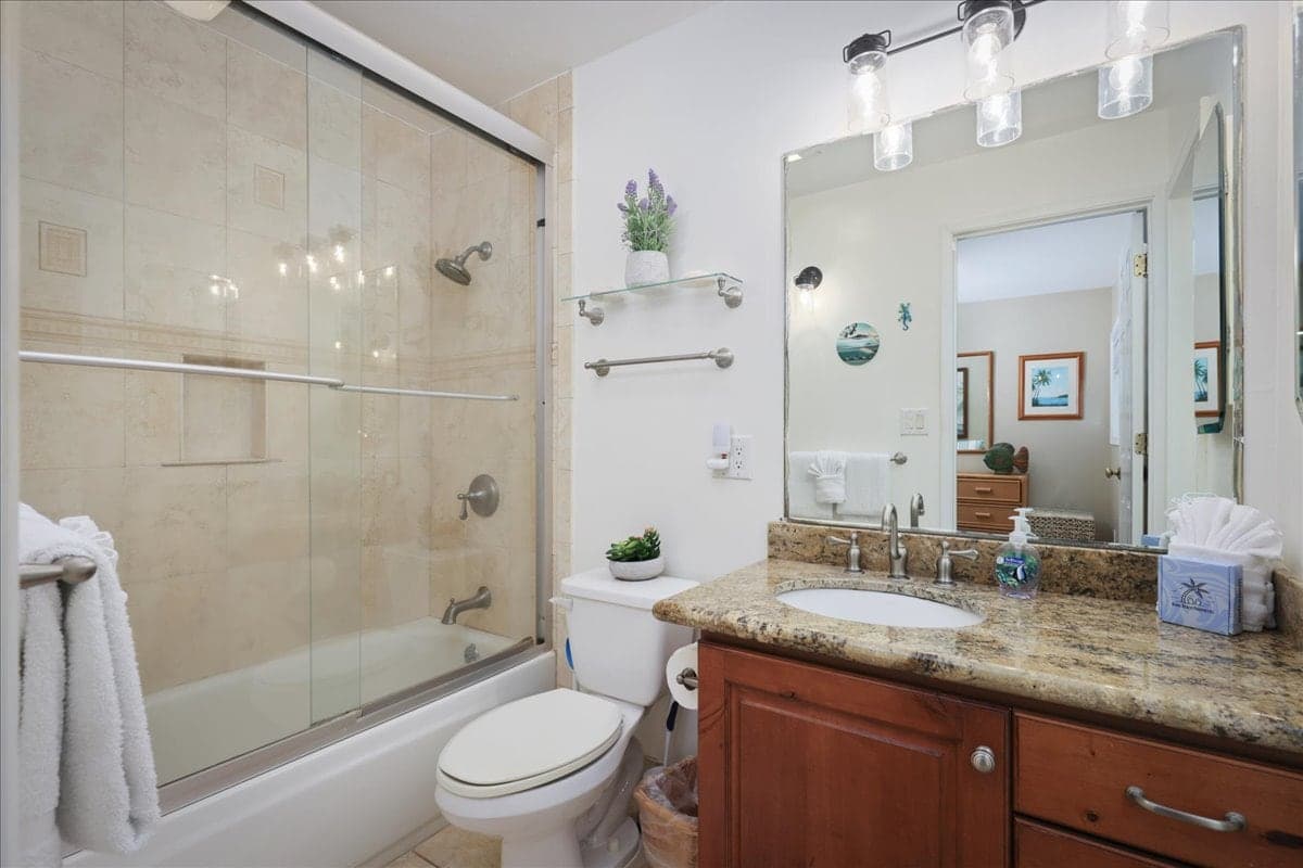 Condo in Kailua-Kona · ★4.0 · 2 bedrooms · 2 beds · 2 baths - Photo 4