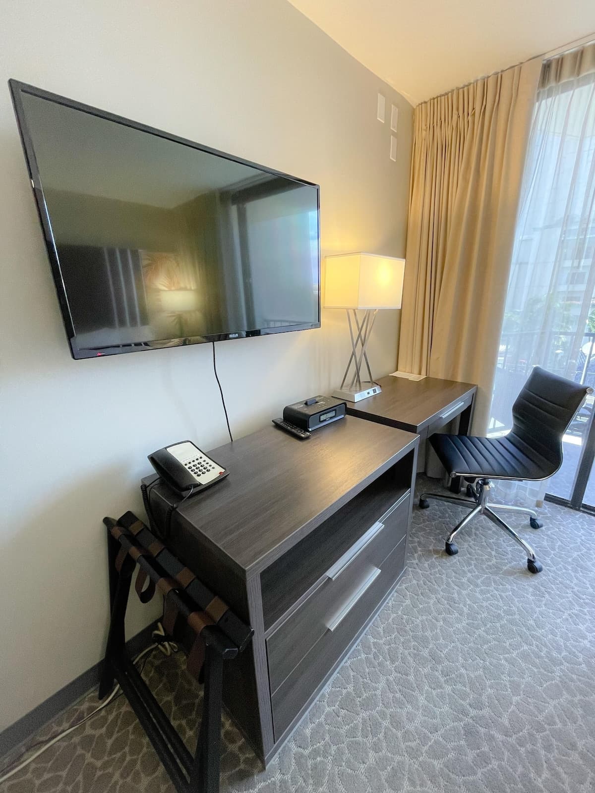 Condo in Honolulu · ★4.62 · Studio · 1 bed · 1 private bath - Photo 4