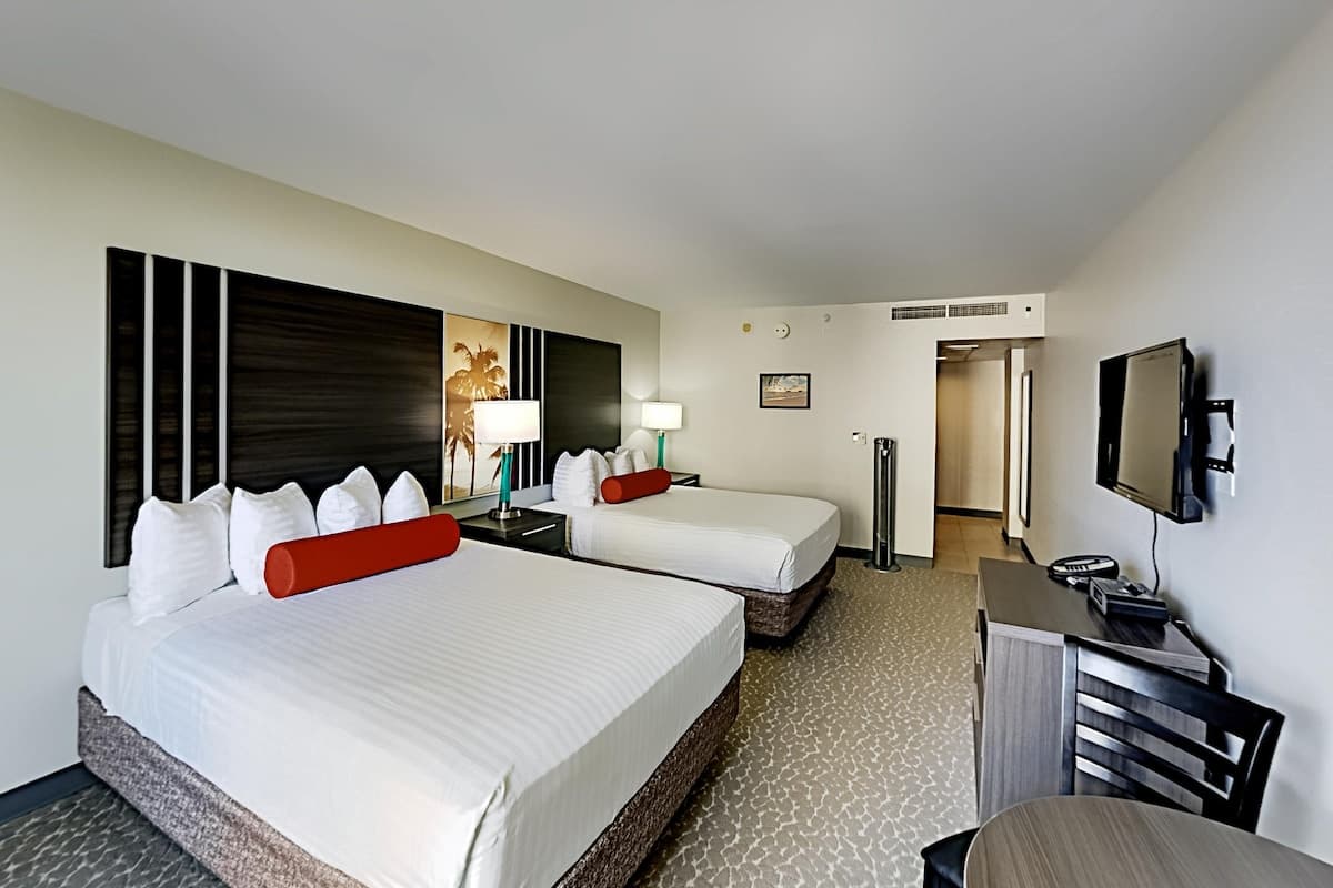 Condo in Honolulu · ★4.51 · Studio · 3 beds · 1 private bath - Photo 1