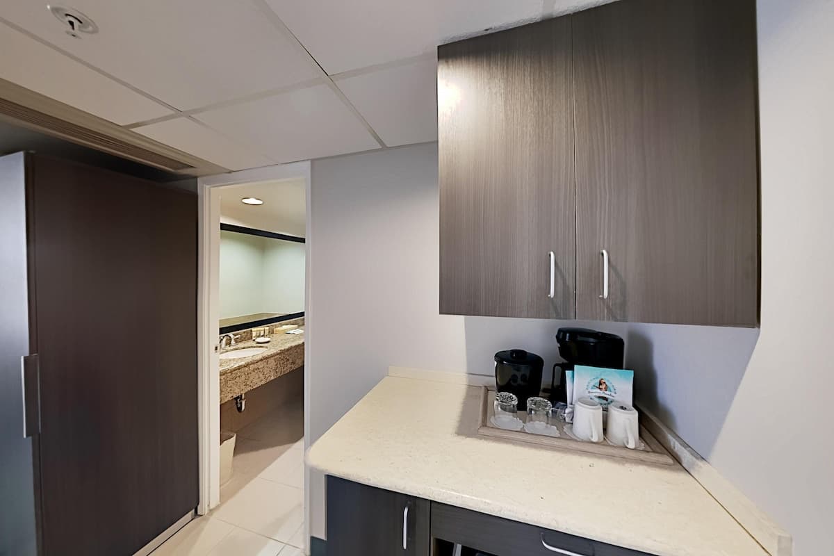 Condo in Honolulu · ★4.51 · Studio · 3 beds · 1 private bath - Photo 5