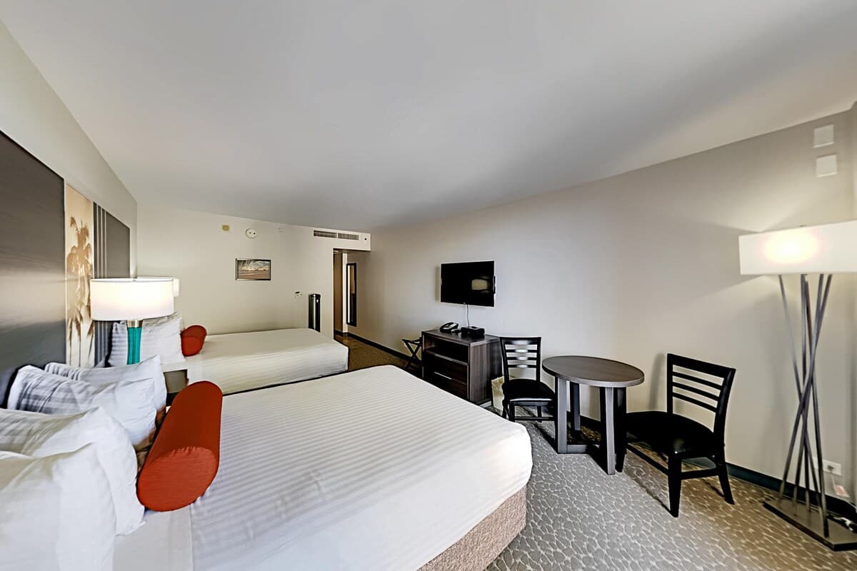 Condo in Honolulu · ★4.51 · Studio · 3 beds · 1 private bath - Photo 2