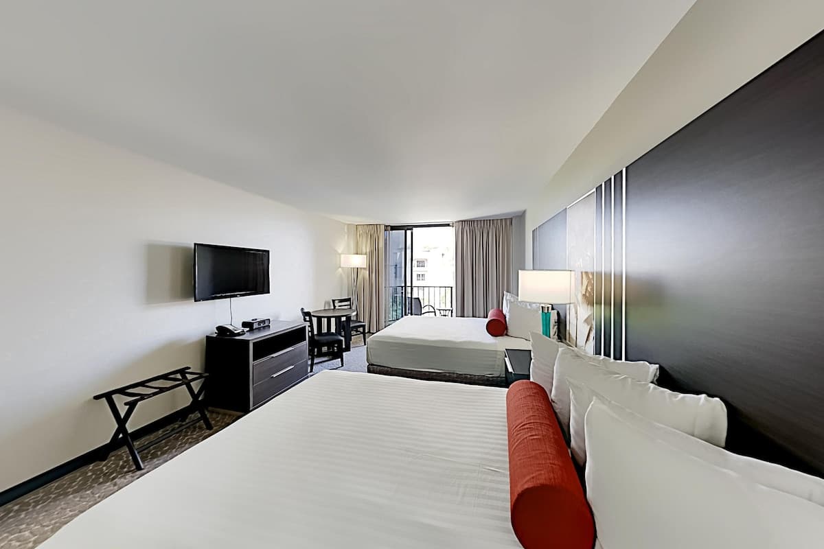 Condo in Honolulu · ★4.51 · Studio · 3 beds · 1 private bath - Photo 4