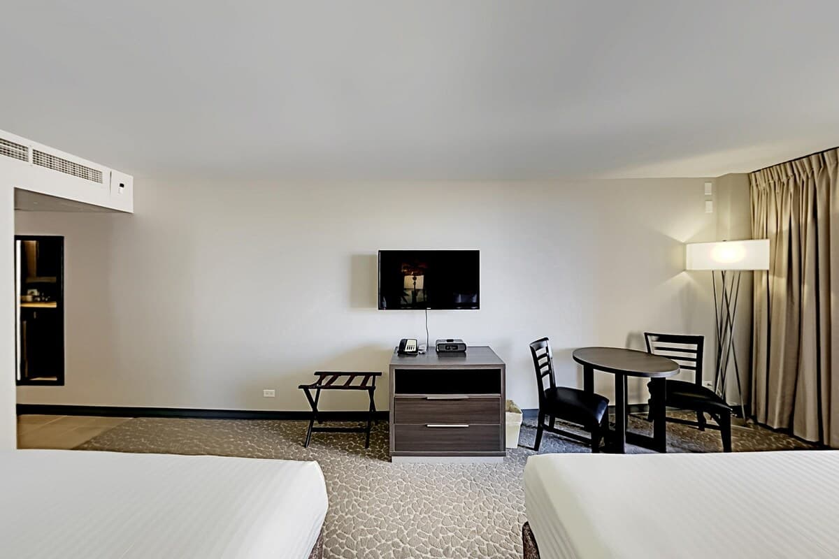 Condo in Honolulu · ★4.51 · Studio · 3 beds · 1 private bath - Photo 3