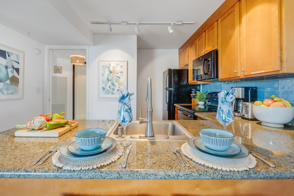 Condo in Lahaina · ★4.87 · 1 bedroom · 2 beds · 1 bath - Photo 5