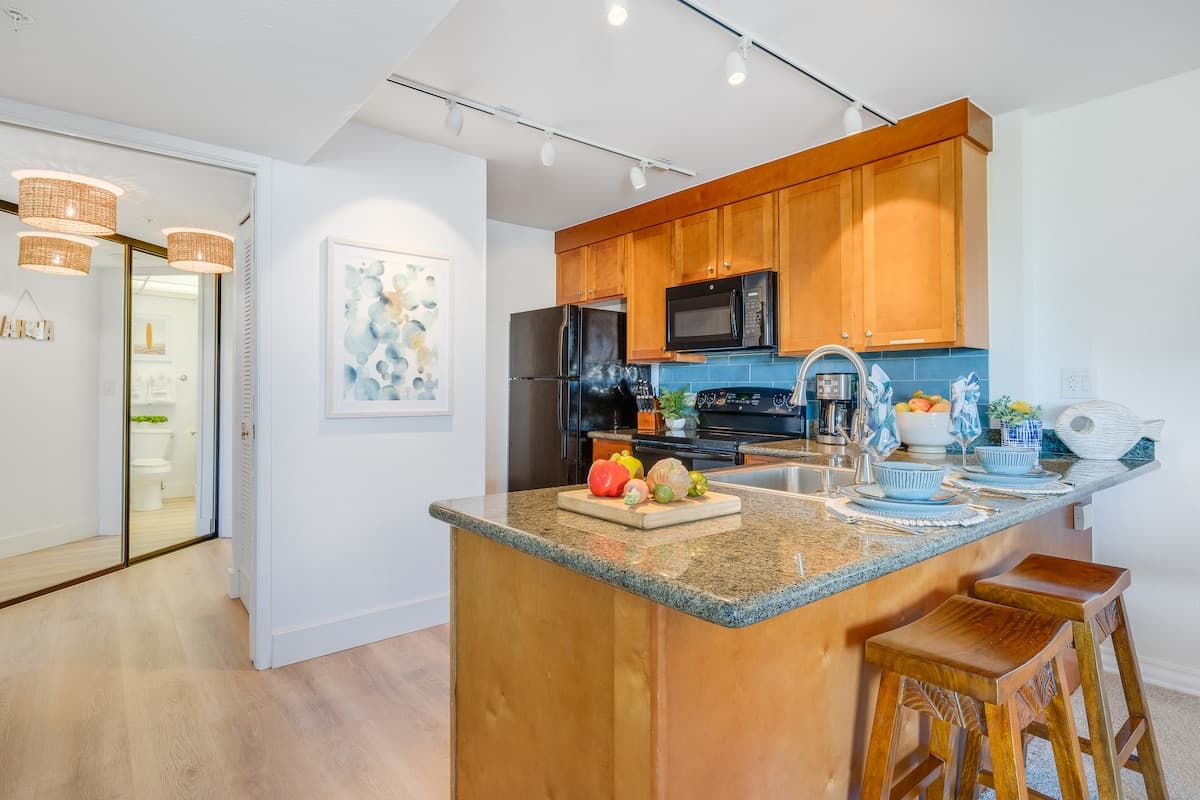 Condo in Lahaina · ★4.87 · 1 bedroom · 2 beds · 1 bath - Photo 4