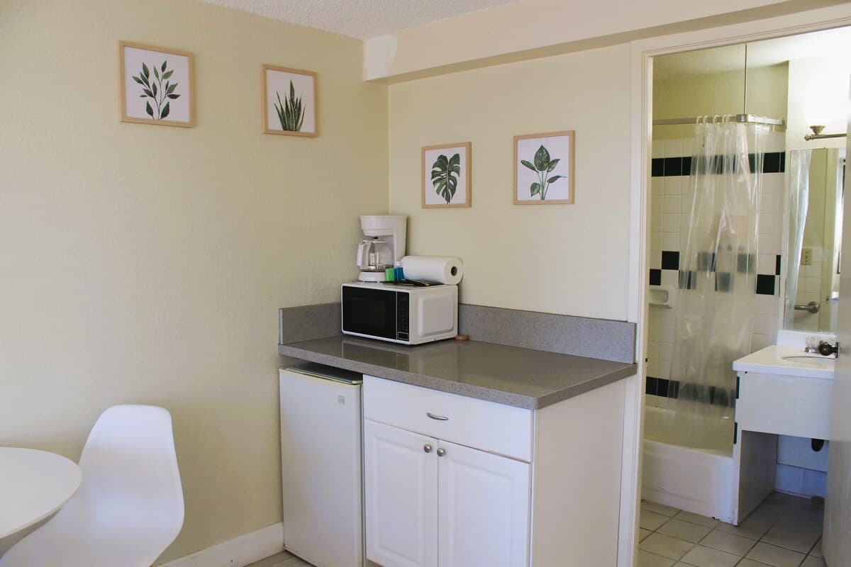 Condo in Honolulu · ★4.26 · Studio · 1 bed · 1 private bath - Photo 5