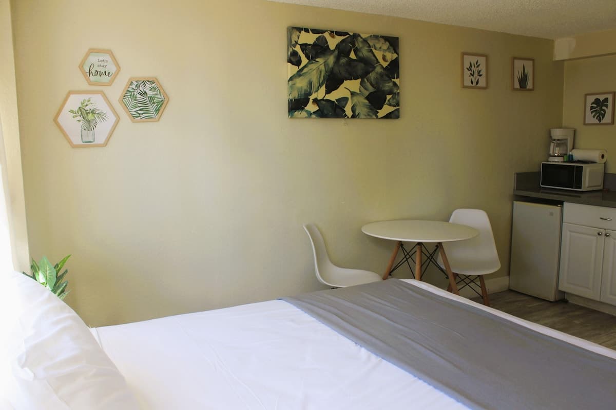 Condo in Honolulu · ★4.26 · Studio · 1 bed · 1 private bath - Photo 2