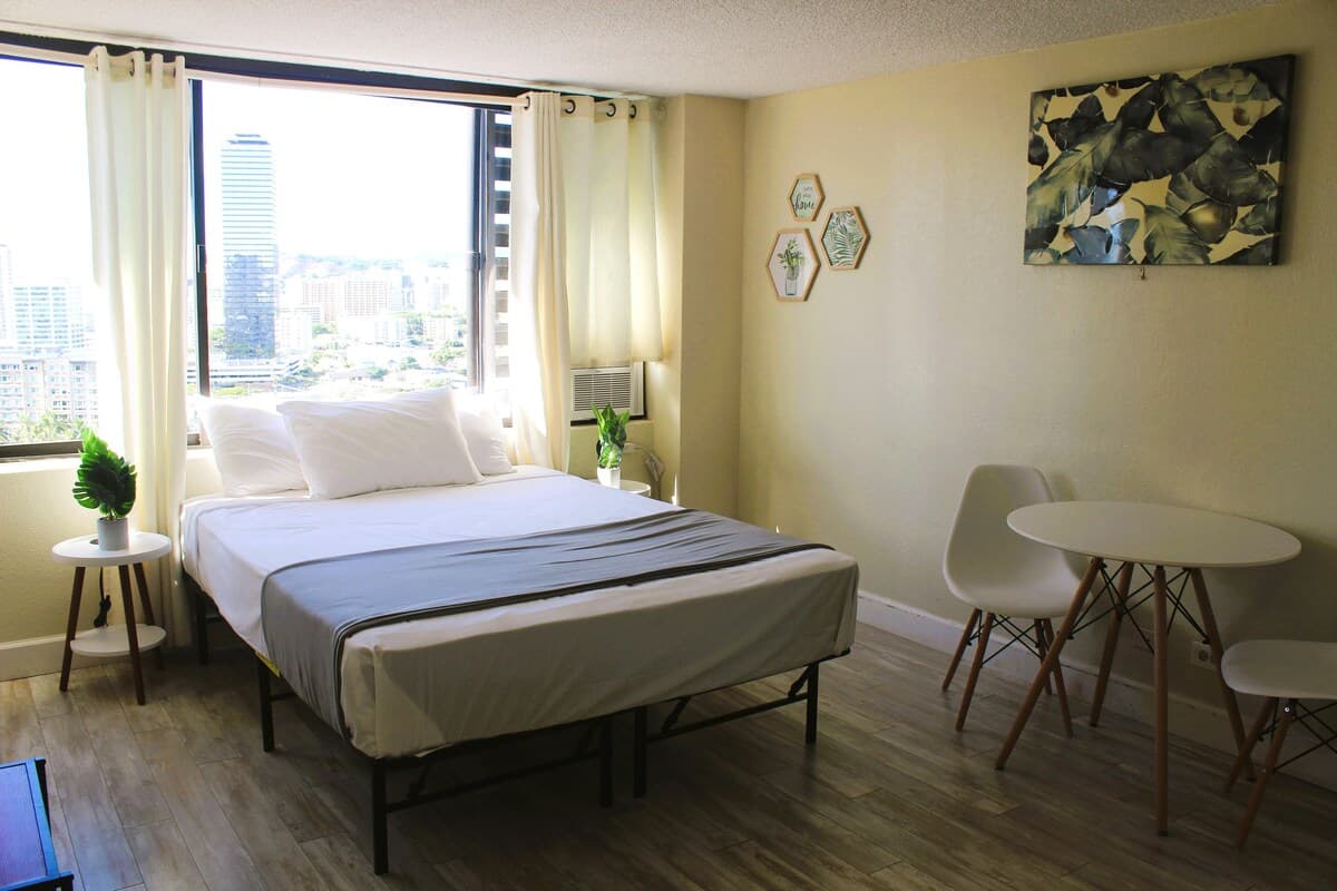 Condo in Honolulu · ★4.26 · Studio · 1 bed · 1 private bath - Photo 3