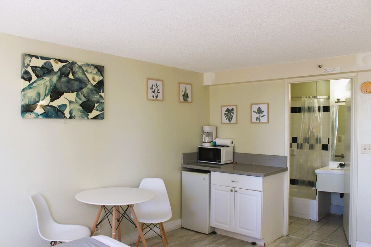 Condo in Honolulu · ★4.26 · Studio · 1 bed · 1 private bath - Photo 4