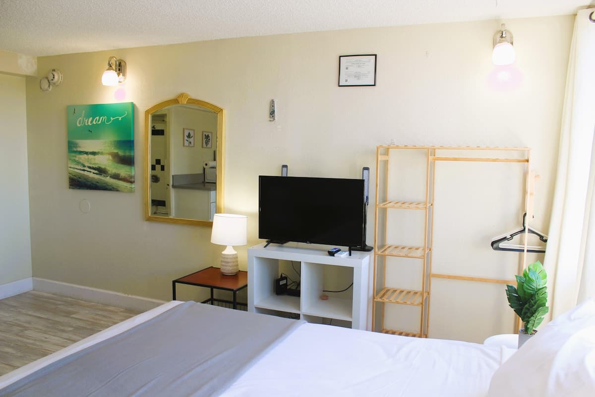 Condo in Honolulu · ★4.26 · Studio · 1 bed · 1 private bath - Photo 1