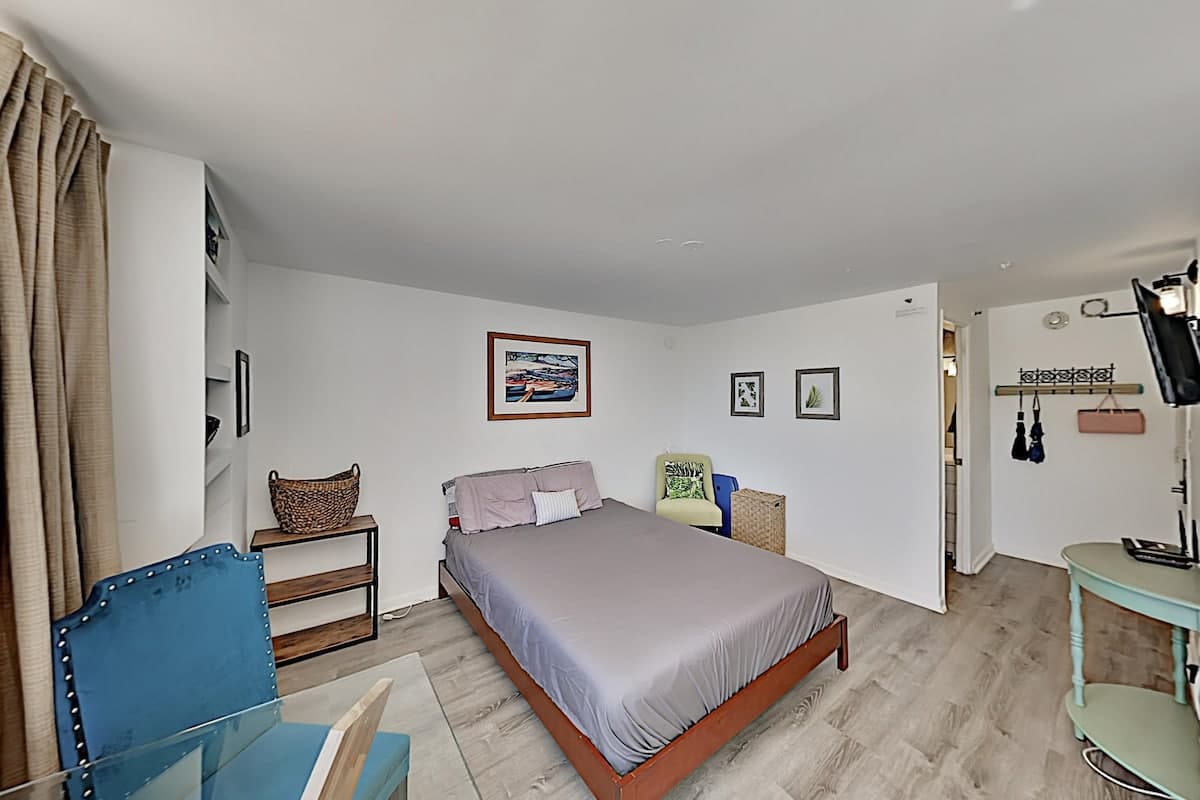 Condo in Honolulu · ★4.44 · Studio · 1 bed · 1 private bath - Photo 2