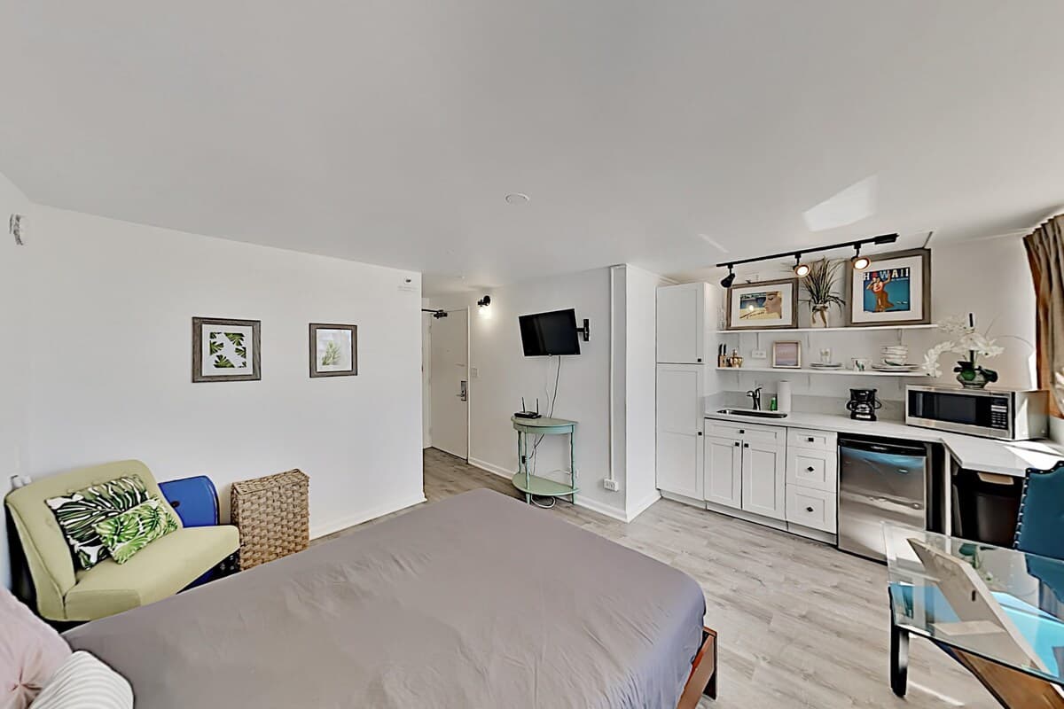 Condo in Honolulu · ★4.44 · Studio · 1 bed · 1 private bath - Photo 3