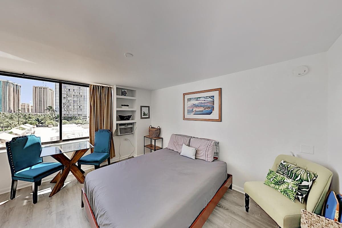 Condo in Honolulu · ★4.44 · Studio · 1 bed · 1 private bath - Photo 1