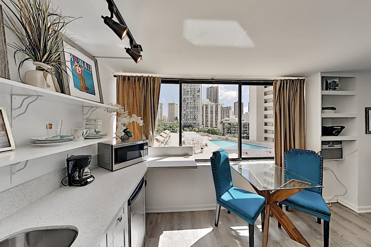 Condo in Honolulu · ★4.44 · Studio · 1 bed · 1 private bath - Photo 5