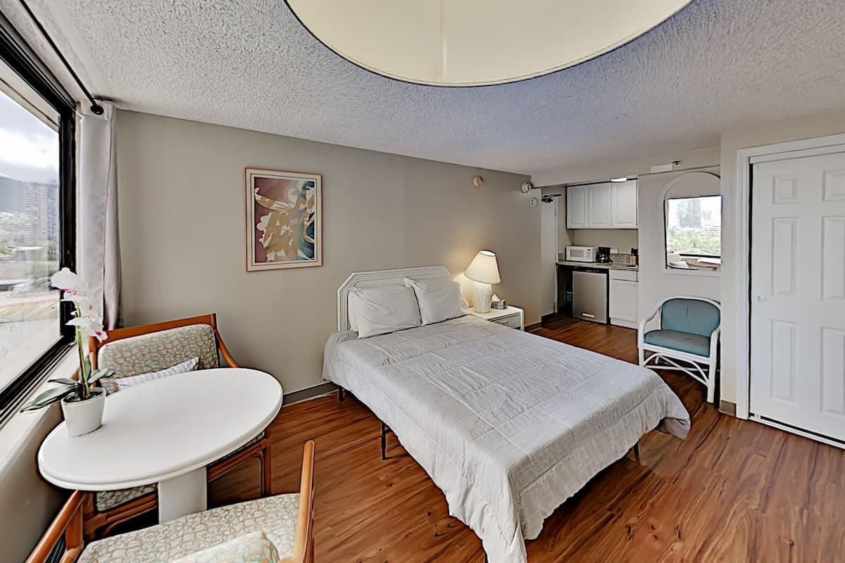 Condo in Honolulu · ★4.47 · Studio · 1 bed · 1 private bath - Photo 1