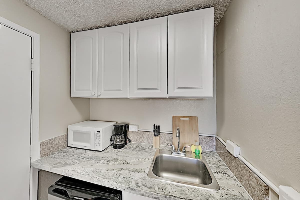 Condo in Honolulu · ★4.47 · Studio · 1 bed · 1 private bath - Photo 5