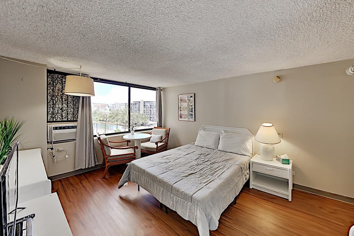 Condo in Honolulu · ★4.47 · Studio · 1 bed · 1 private bath - Photo 3