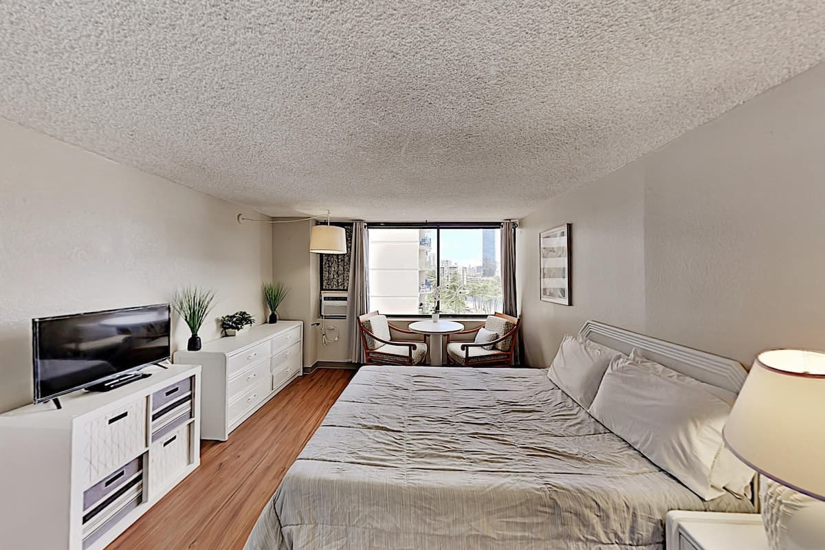 Condo in Honolulu · ★4.47 · Studio · 1 bed · 1 private bath - Photo 4