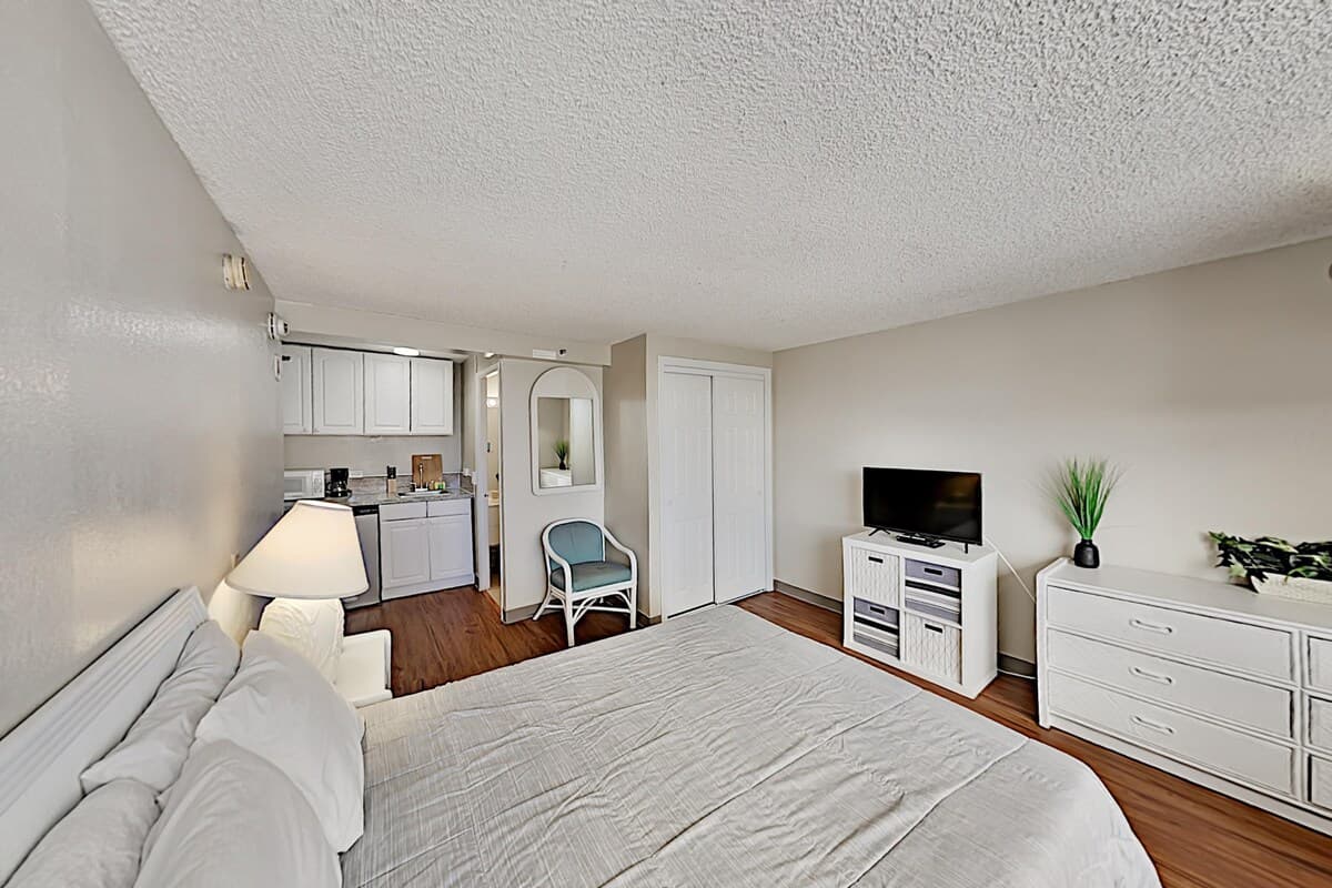 Condo in Honolulu · ★4.47 · Studio · 1 bed · 1 private bath - Photo 2