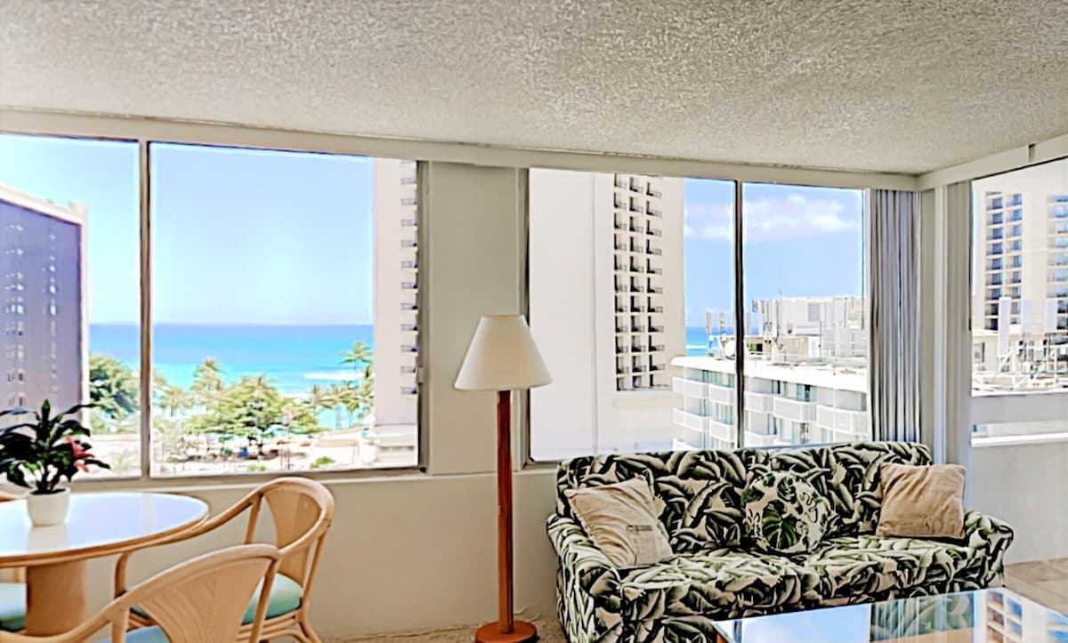Condo in Honolulu · ★4.39 · 1 bedroom · 2 beds · 1 private bath - Photo 2