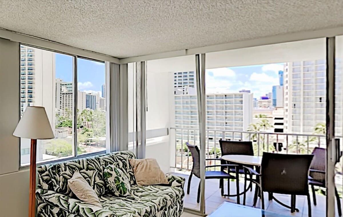 Condo in Honolulu · ★4.39 · 1 bedroom · 2 beds · 1 private bath - Photo 5