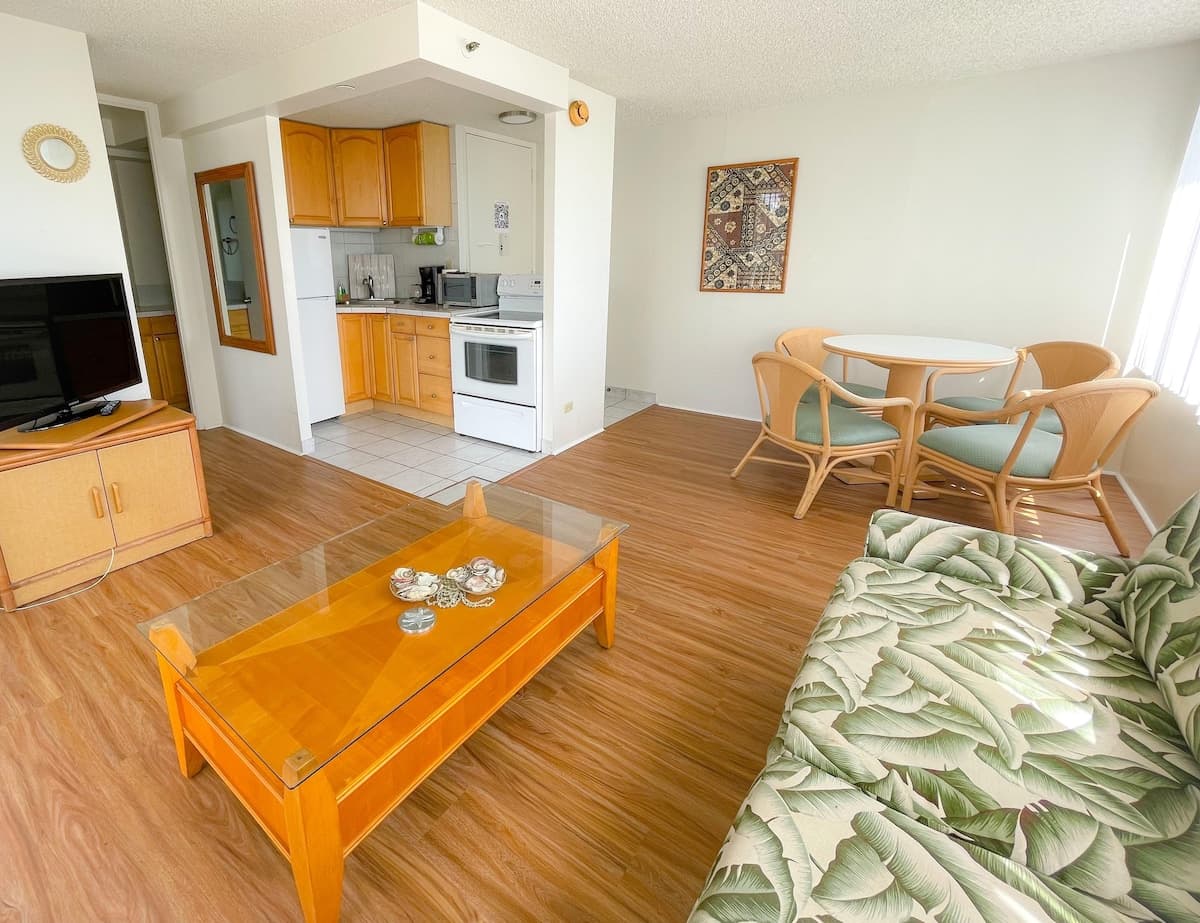 Condo in Honolulu · ★4.39 · 1 bedroom · 2 beds · 1 private bath - Photo 1