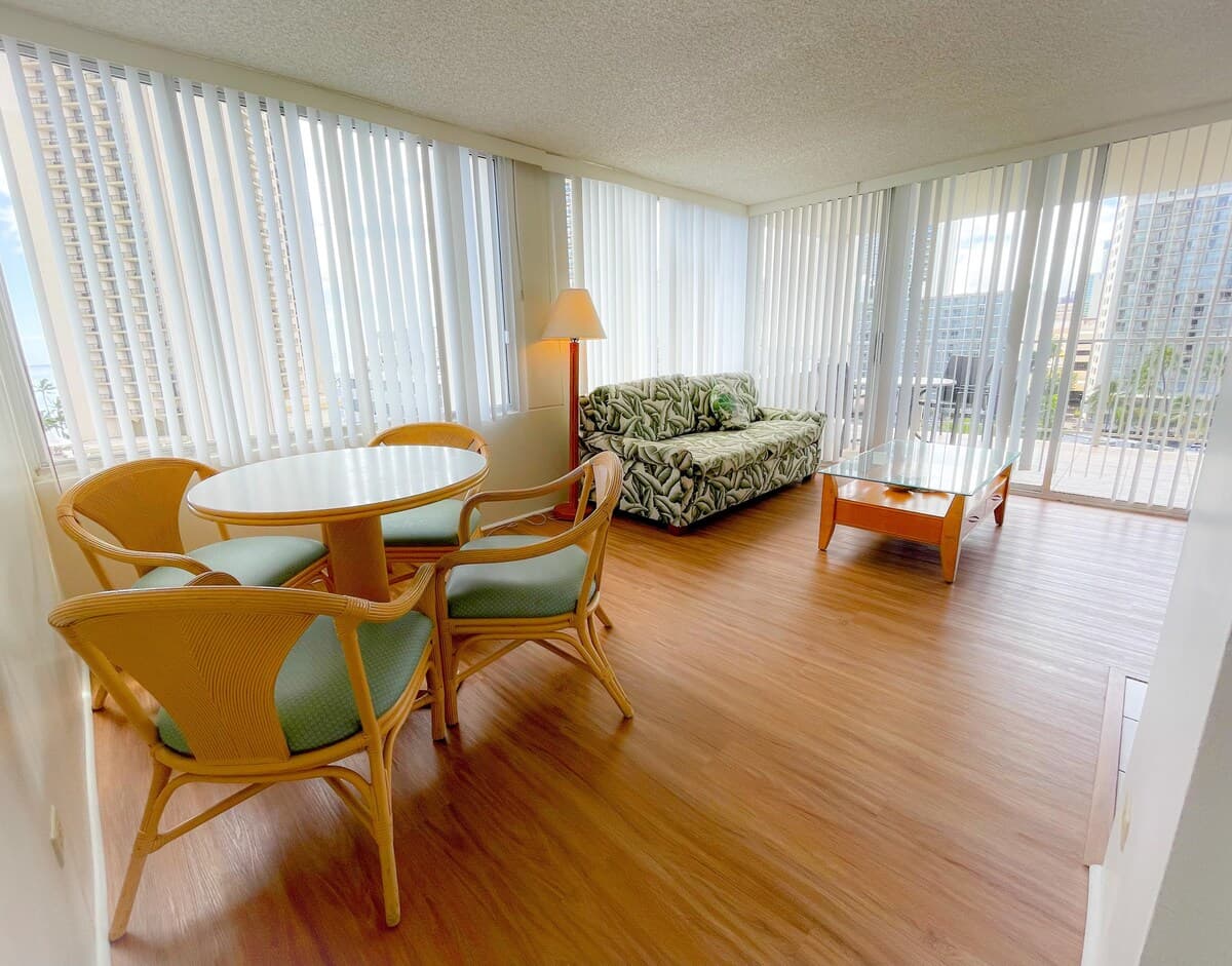 Condo in Honolulu · ★4.39 · 1 bedroom · 2 beds · 1 private bath - Photo 3