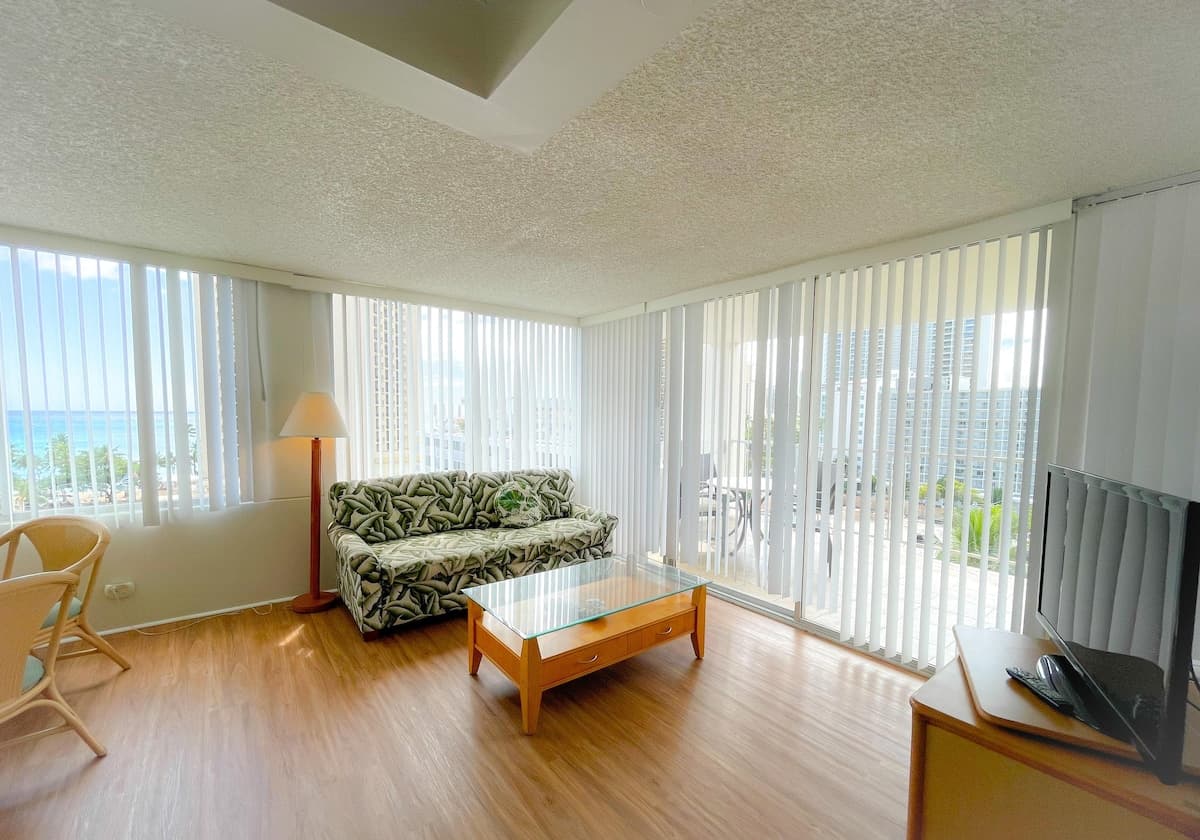 Condo in Honolulu · ★4.39 · 1 bedroom · 2 beds · 1 private bath - Photo 4