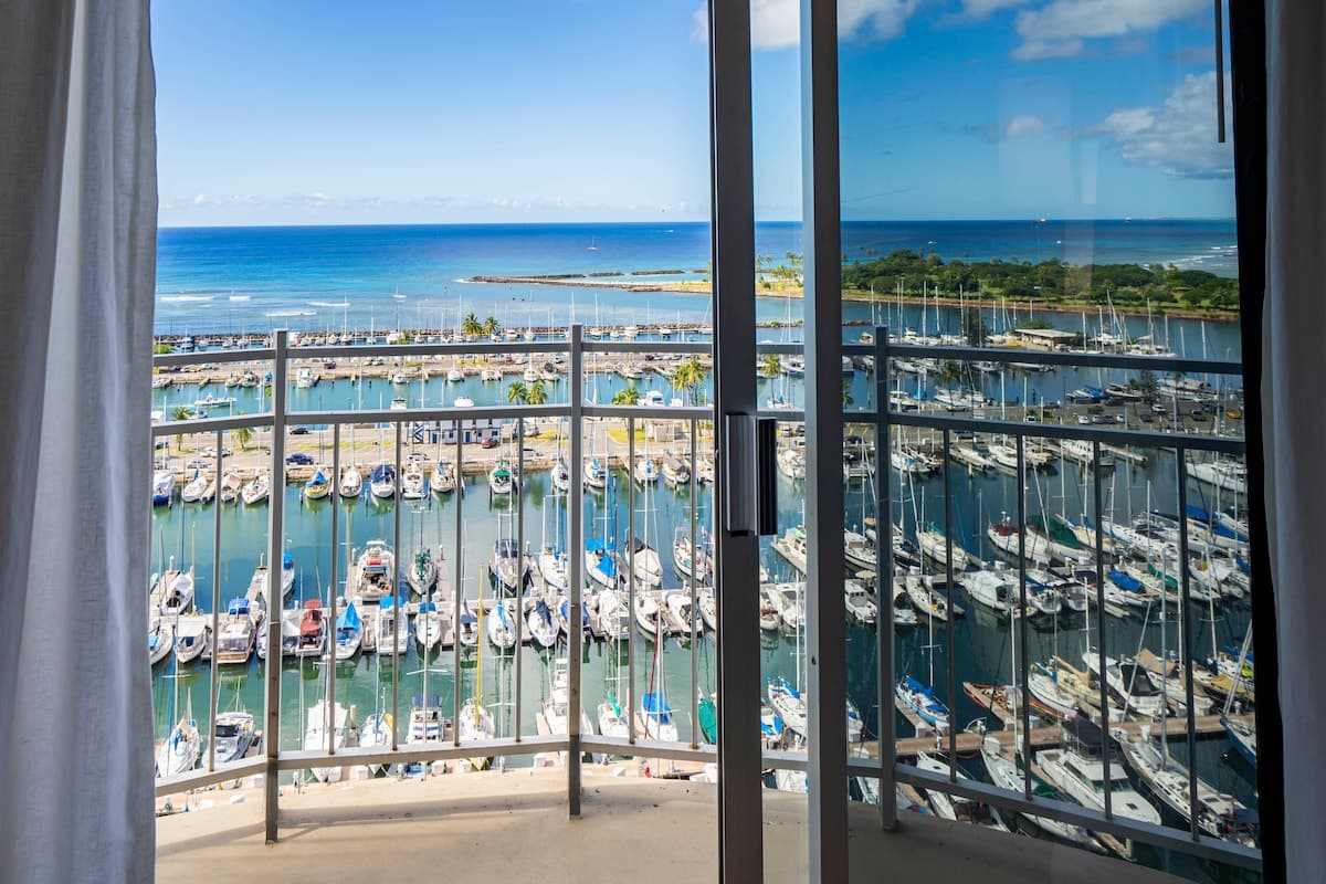 Condo in Honolulu · ★4.44 · 1 bedroom · 2 beds · 1 shared bath - Photo 1