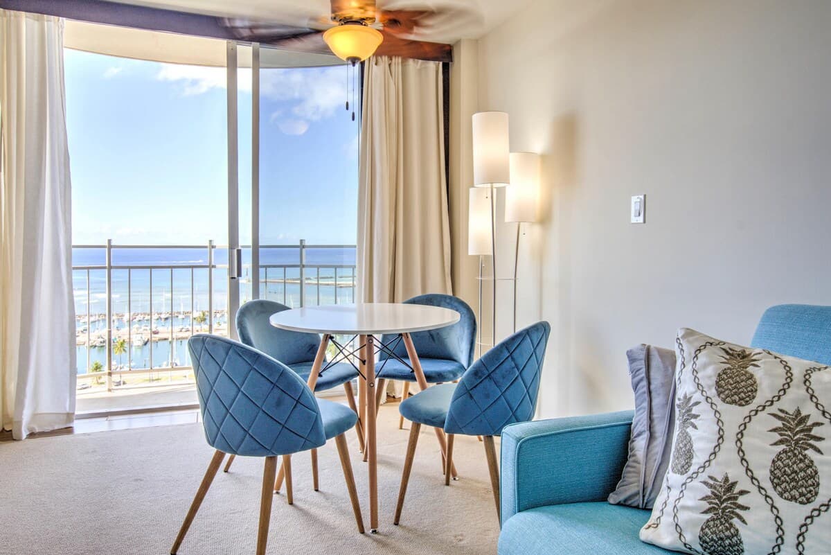Condo in Honolulu · ★4.44 · 1 bedroom · 2 beds · 1 shared bath - Photo 2